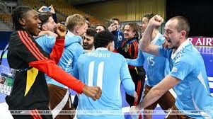 B费：我收藏了很多球衣，有C罗和梅西的；伊涅斯